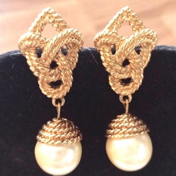 Jewelry - VINTAGE PEARL CELTIC LOVE KNOT DROP POST EARRINGS